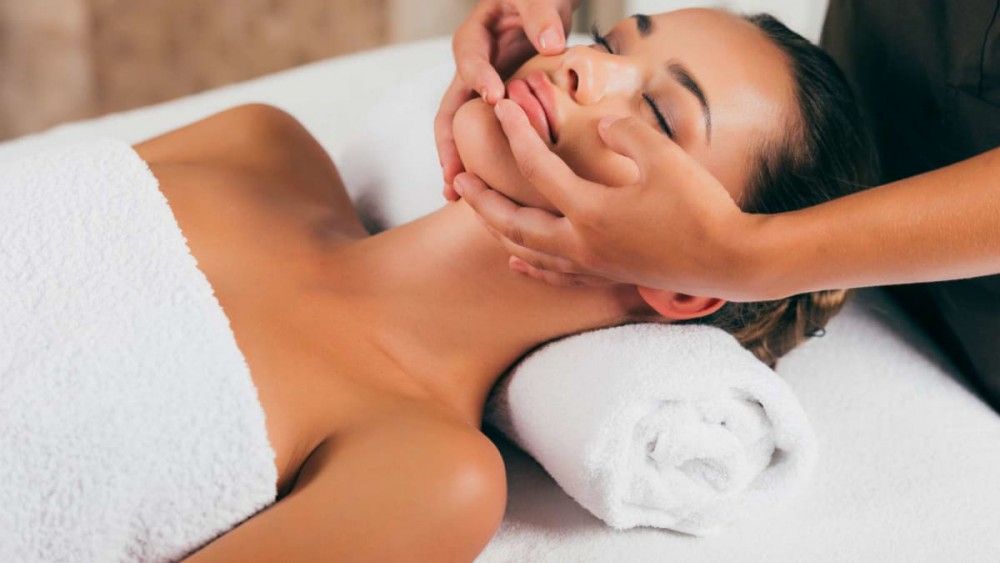 Массаж лица Gym Massage с уходовой альгинатной маской Gerard's (Италия) Массаж лица Gym Massage с уходовой альгинатной маской Gerard's (Италия)